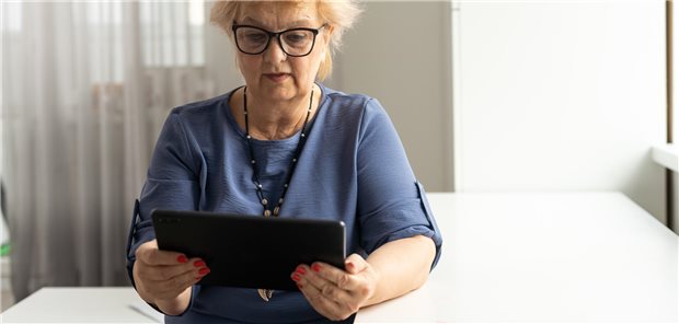 Frau hält ein iPad in der Hand