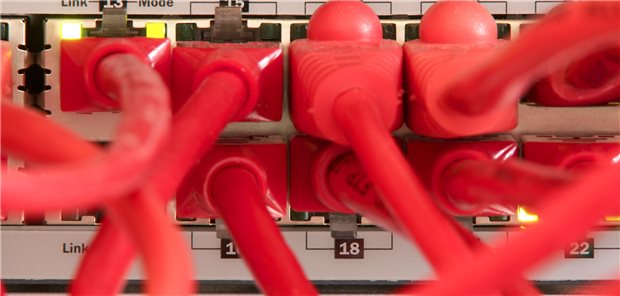 TI-Störung: SMC-B-Karten von medisign sorgen für Verbindungsprobleme Kabel stecken in einem Modem.