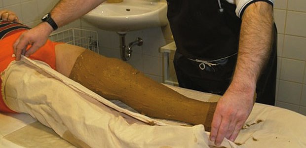 Kältereiz und Eigendruck der feuchten Lehmmasse bewirken eine Vasokonstriktion und eine Tonusabnahme der Muskulatur.