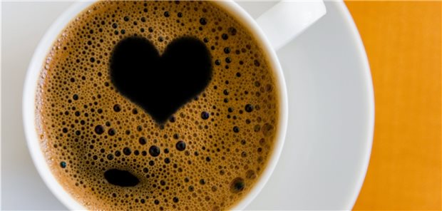 Kaffee und das Herz – in einer randomisierten Studie gab es keine Hinweise darauf, dass Kaffee Rhythmusstörungen bei Gesunden begünstigt.