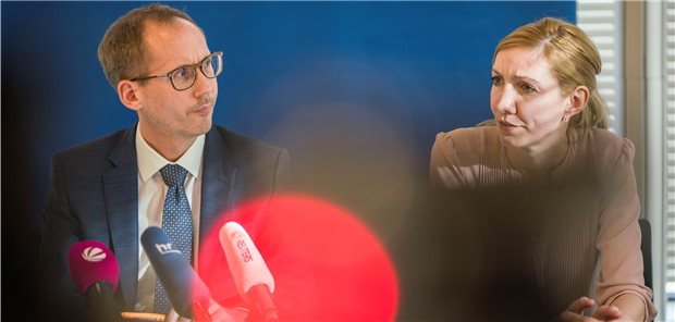 Vierte COVID-Schutzimpfung in Hessen aktuell kein Thema Kai Klose und Sandra Ciesek bei einer gemeinsamen Pressekonferenz zu Beginn der Corona-Pandemie im März 2020.