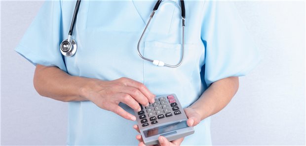 Gesundheitsausgaben 2023 leicht zurückgegangen Arzt mit Taschenrechner