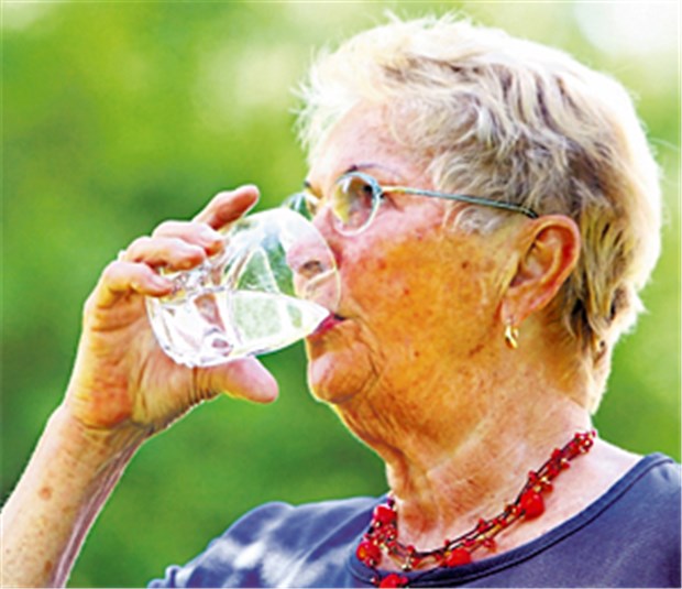 Dr. Semler: "Man muss nicht unbedingt Milch trinken!" Kalziumreiches Mineralwasser optimiert Knochenschutz.