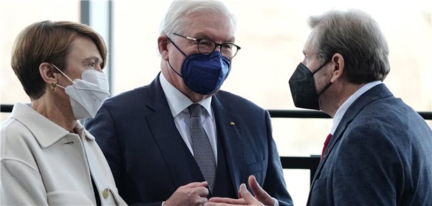 Bundespräsident Steinmeier lädt Obdachlosenarzt Trabert ein Kamen bereits bei der Wahl des Bundespräsidenten am vergangenen Sonntag ins Gespräch: Die Steinmeiers und der unterlegene Präsidentschaftskandidat Professor Gerhardt Trabert (M.). Rechts im Bild, der von der AfD nominierte Max Otte.
