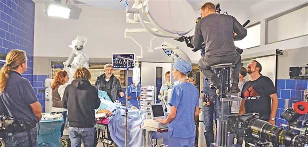 Die gespielte Welt der jungen Ärzte Kamera läuft für die nächste Szene im OP. Die Klinikräume sind detailgetreu eingerichtet.