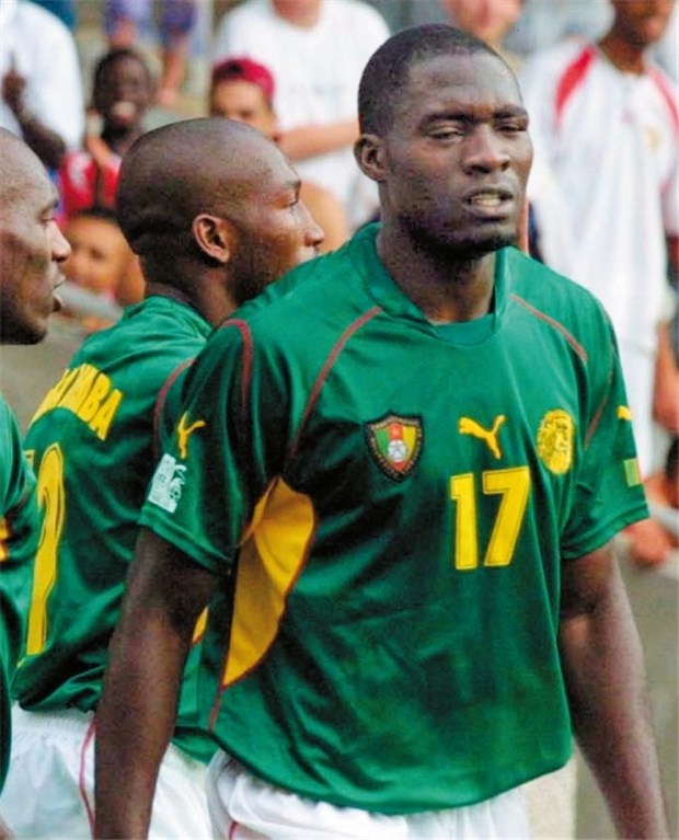 Herzstillstand auf dem Fußballplatz Kameruns Fußballnationalspieler Marc-Vivien Foé (rechts) kurz vor seinem tragischen Tod nach einem Zusammenbruch bei einem Spiel in Lyon.
