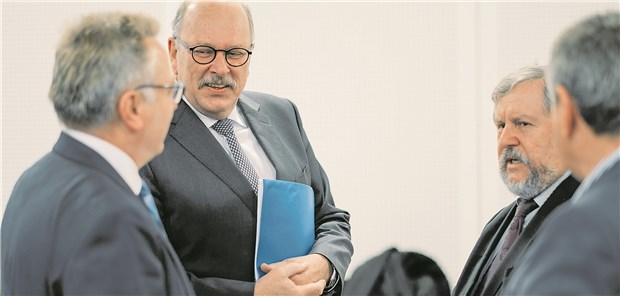 Neuer Hessenpakt setzt auf Fachkräfte-Sicherung Kammerpräsident Dr. Edgar Pinkowski, Sozialminister Stefan Grüttner und der KV-Vorstandsvorsitzende Frank Dastych (von links) bei der Unterzeichnung des Hessischen Gesundheitspakts 3.0.