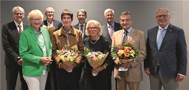 Hohe Auszeichnungen für Engagement in der Landesärztekammer Hessen Kammerpräsident Dr. Edgar Pinkowski (rechts) und seine Präsidiumsmitglieder Dr. Christian Schwark und Monika Buchalik (beide links) zeichneten sechs Persönlichkeiten für ihre Verdienste aus.