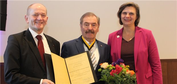 Radioonkologe Michael Bamberg mit Albert-Schweitzer-Medaille geehrt Kammerpräsident Dr. Wolfgang Miller, Prof. Dr. Michael Bamberg, Kammer-Vize Agnes Trasselli