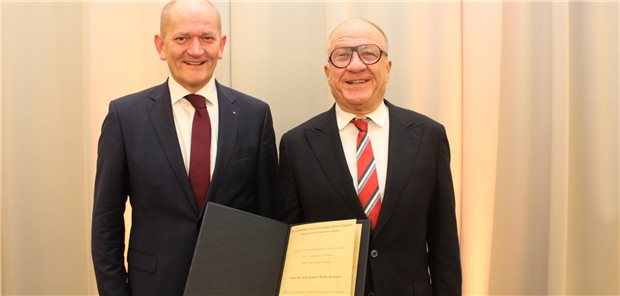 Südwest-Kammer zeichnet Norbert Metke mit Albert-Schweitzer-Medaille aus Kammerpräsident Dr. Wolfgang Miller und Dr. Norbert Metke