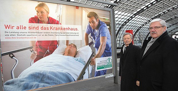 Plakate für ein besseres Image Kampagnenstart am Hauptbahnhof: Alfred Dänzer und Georg Baum.