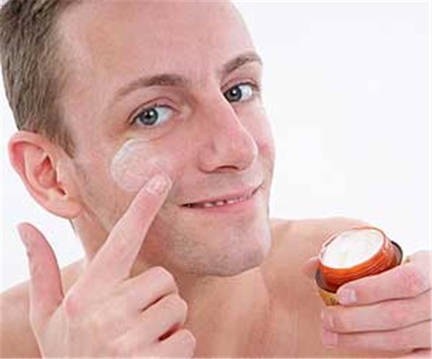 Männer holen bei der Hautpflege deutlich auf Kampf gegen das Altern: Immer mehr Männer greifen zu Anti-Aging-Produkten wie Gesichtscremes.