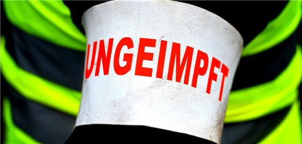 Holetschek für harte Sanktionen bei Verstößen gegen Corona-Impfpflicht Symbol Impfgegner - Impfzwang - Querdenker - Transparente - Ungeimpft Impfplicht