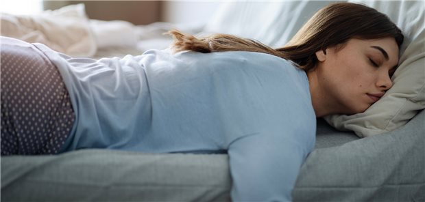 Kann ausreichender erholsamer Schlaf in jungen Jahren, der für eine adäquate Immunfunktion erforderlich ist, womöglich einer MS vorbeugen? (Symbolbild mit Fotomodell)
