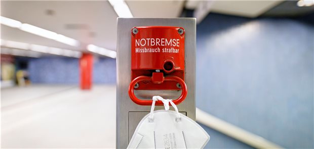 Fallende Corona-Inzidenzen befeuern Debatte um Aufhebung der Maskenpflicht Kann die Maske schon an den Haken? Insbesondere in öffentlichen Verkehrsmitteln wird das Tragen noch einige Zeit nötig sein. Doch es mehren sich Rufe nach einem „Fahrplan für den Ausstieg“ aus der Maskenpflicht.