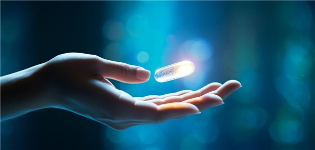 einzelne Tablette schwebt über der Hand einer Frau