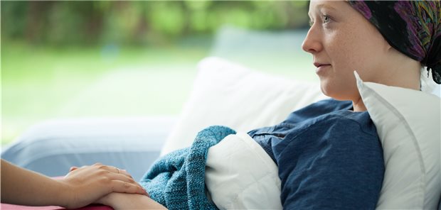 „Peer2Me“ stellt jungen Krebspatienten Mentoren zur Seite Kann eine helfende und tröstende Hand eines gleichaltrigen Krebs-Überlebenden gerade jungen onkologischen Patienten Halt geben? Das soll in einem psychoonkologischen Modellprojekt eruiert und evaluiert werden.