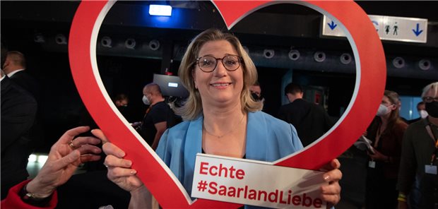 Keine Ärzte, MFA oder Pflegekraft im neuen saarländischen Landtag Kann ihre „Saarland-Liebe“ künftig im Amt der Ministerpräsidentin beweisen: SPD-Spitzenkandidatin Anke Rehlinger, hier bei einer Wahlparty am Sonntagabend, holte die absolute Mehrheit.