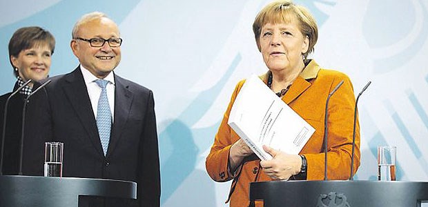 Sachverständige rüffeln Merkel und Co. Kanzlerin Angela Merkel nimmt das Gutachten des Sachverständigenrates von den Wirtschaftsweisen Wolfgang Franz entgegen.