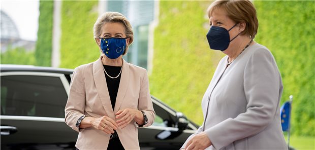 COVID-19: Milliarden aus EU-Topf für Deutschland Kanzlerin Angela Merkel (r.) empfängt EU-Kommissionschefin Ursula von der Leyen vor dem Bundeskanzleramt. Von der Leyen überbringt den Bescheid zu Corona-Aufbauhilfen.