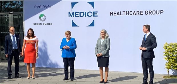 Angela Merkel besucht Medice Arzneimittel Pütter Kanzlerin Merkel (m.) auf Stippvisite im sauerländischen Iserlohn: Gesellschafter Dr. Dr. Richard Ammer, Frau Katja Pütter-Ammer, Bärbel Pütter, Gesellschafterin und Ehefrau des kürzlich verstorbenen Alt-Chefs Dr. Sigurd Pütter und Paul Ziemiak, Generalsekretär der CDU (v.l.n.r.)