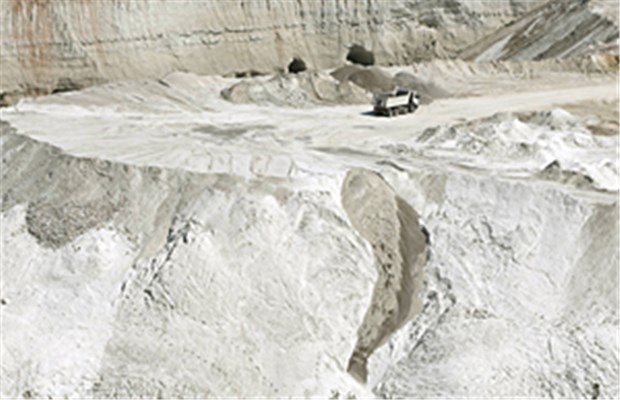 Ist Gestein Kaolin Quelle des Dioxins? Kaolin ist ein weißes Gestein, das neben der Papier- und Porzellanherstellung auch zur Ermittlung des Stärkegrades von Kartoffeln genutzt wird. Hier in einer Grube bei Hirschau.