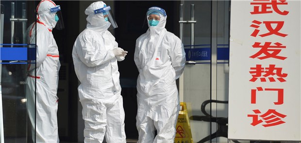 Klinik in Wuhan voller Coronavirus-Patienten Kapazitäten ausgereizt: Medizinisches Personal in Schutzanzügen wartet in der zentralchinesischen Provinz Anhui am Eingang einer Klinik für Fieberpatienten und Patienten aus Wuhan. Damit Patienten in Wuhan bleiben können, entstehen dort zwei weitere Kliniken im Turbo.