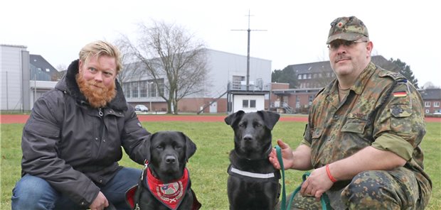 Mit Hunden gegen posttraumatische Belastungsstörung Kapitänleutnant Frederik Hesse (l.) sitzt neben seinem Hund „Dorle“, Hauptfeldwebel Alexander Schmidt von der Logistikschule der Bundeswehr in Garlstedt hat Therapiehund „Krümel“ an der Leine.