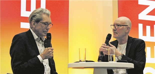 DAK-Chef Andreas Storm (links) und Politik & Debatte-Redakteur Thomas Hommel bei einer Veranstaltung auf dem Hauptstadtkongress in Berlin.