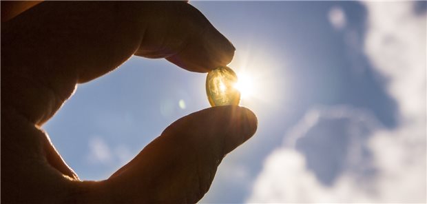 Kapseln, die mit Vitamin D angereichertes Öl enthalten, sind eine Darreichungsform zur Supplementierung des „Sonnenvitamins“.