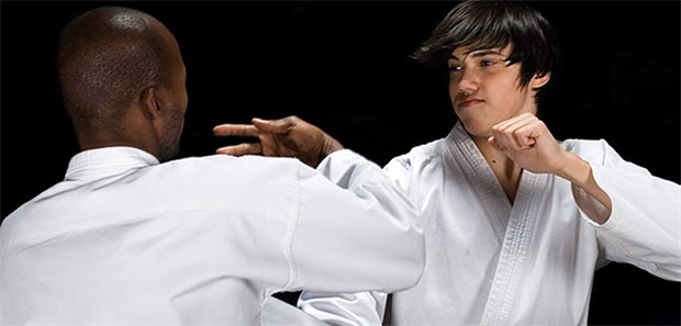 Wie ein Schlag auf den Brustkorb das Herz still stehen lässt Karate gehört zu den Sportarten, bei denen es durch einen unkontrollierten Schlag auf den Brustkorb zu Herzproblemen kommen kann.
