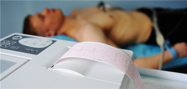 Kardiale Beteiligung bei Sarkoidose? Anamnestisch sollte nach Synkopen, Präsynkopen und Palpitationen gefragt werden, zum Screening eignet sich unter anderem das EKG.