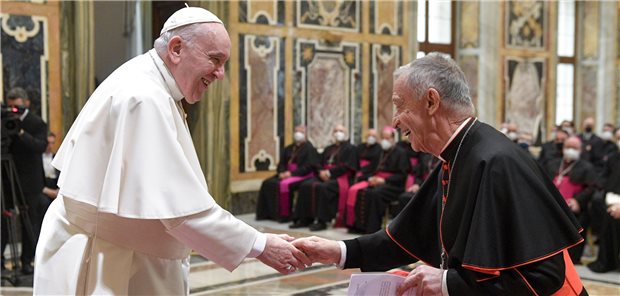 Kardinal Luis Ladaria (rechts, hier mit Papst Franziskus): Das Leben werde nicht mehr als Geschenk, sondern als Produkt angesehen.
