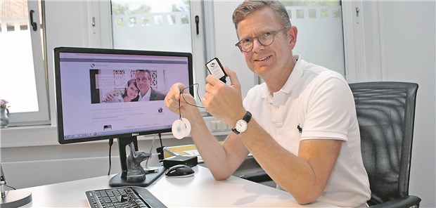 Hamburger Start-up schafft Sicherheit für Herzpatienten Kardiologe Dr. Jens Beermann in seiner Praxis in Wedel.