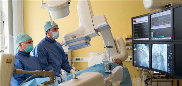 Kardiologe und Assistentin bei der Untersuchung eines Herzpatienten im Katheterlabor des Werner-Forßmann-Krankenhauses Eberswalde.
