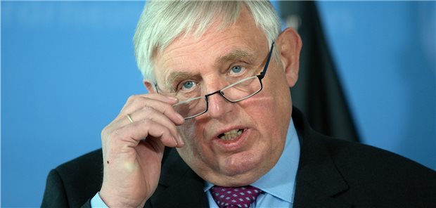 Schnellere Zweitimpfung soll Vaxzevria® als Corona-Impfstoff attraktiver machen Karl-Josef Laumann (CDU), Gesundheitsminister von Nordrhein-Westfalen, bittet über 60Jährige, sich in Hausarztpraxen impfen zu lassen.