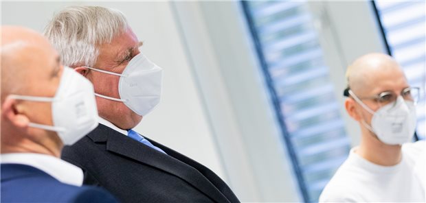 Pflicht zur FFP2-Maske? Laumann skeptisch Karl-Josef Laumann (CDU, Mitte), nordrhein-westfälischer Gesundheitsminister, schaut sich am Montag am Universitätsklinikum Essen Impfungen mit dem Impfstoff von Moderna gegen COVID-19 an.