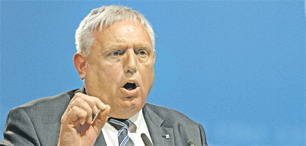 Streithähne sind unversöhnlich Karl-Josef Laumann (CDU) fühlt sich kerngesund und meint nicht, dass er zum Arzt müsse, nur weil er für die Generalistik steht.