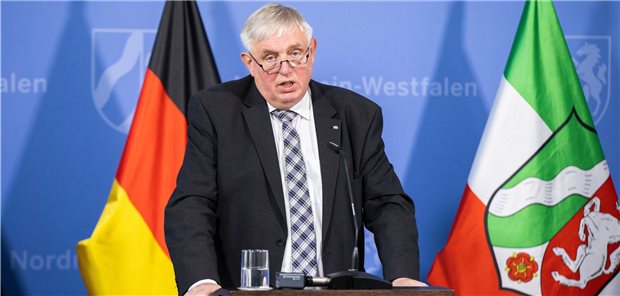 Laumann stellt die Weichen für die Corona-Impfkampagne Karl-Josef Laumann, Gesundheitsminister von Nordrhein-Westfalen, informiert zur aktuellen Lage in der Corona-Pandemie.