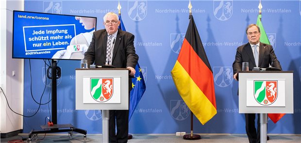 Fast 14.000 Freiwillige unterstützen Corona-Impfungen in NRW Karl-Josef Laumann (l.,CDU) und Ministerpräsident Armin Laschet (CDU) bei einer Pressekonferenz zu Corona-Impfungen.