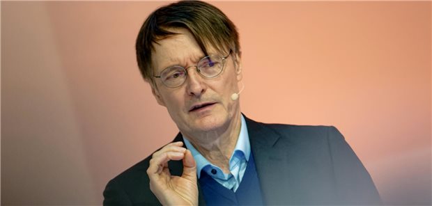 Karl Lauterbach, Bundesgesundheitsminister (SPD) spricht bei einer Podiumsdiskussion der IHK Köln zur Bundestagswahl 2025.