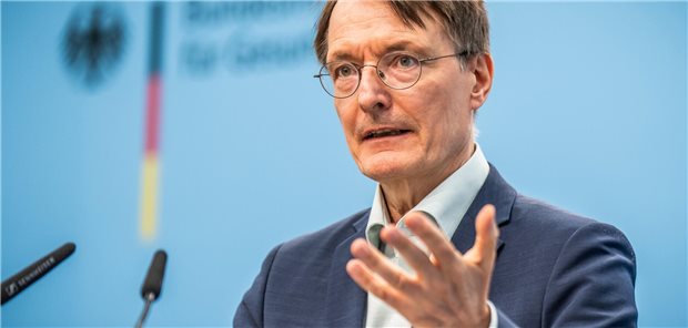 Karl Lauterbach, Bundesminister für Gesundheit, nimmt an einer Presskonferenz zur Reform der Notfallversorgung teil.