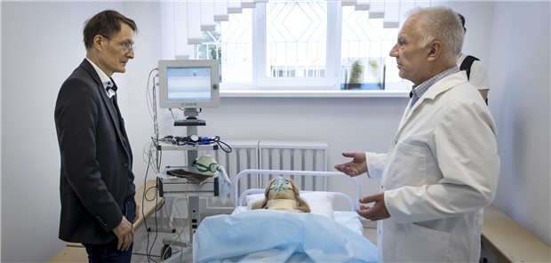 Lauterbach sagt der Ukraine Hilfe zu Karl Lauterbach (M, SPD), Bundesminister für Gesundheit, besucht das Training simulation center of the Lwiw National Medical University in der ukrainischen Stadt Lwiw (Lemberg). Hier werden Mediziner ausgebildet an Dummies und mit Hilfe von Computersimulationen. Auch Kriegsverletzte besuchte Lauterbach in einer Klinik in Lwiw.