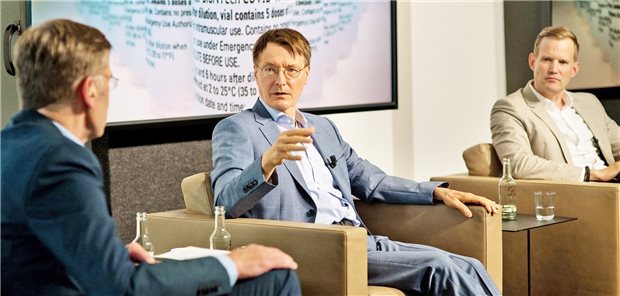 ‚Ärmel hoch‘ reicht nicht: Wenn Politik ihr Handeln erklären muss Karl Lauterbach (Mitte) und Hendrik Streeck (rechts) bei der Veranstaltung „AOK im Dialog“ der AOK Rheinland/Hamburg im Gespräch mit Moderator Jens Olesen.