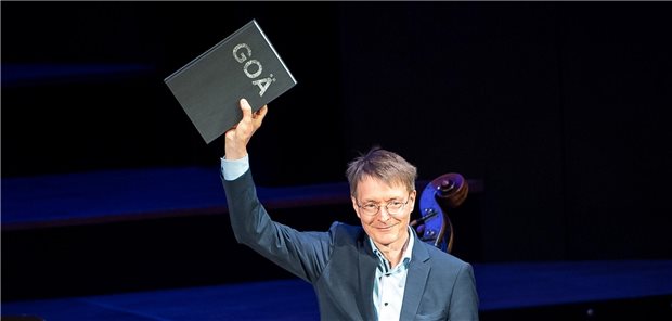 Karl Lauterbach (SPD), Bundesgesundheitsminister, mit einer neuen GOÄ in der Hand – beim Ärztetag in Bremen vor zwei Jahren.