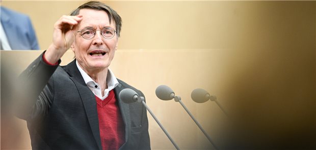 Karl Lauterbach (SPD), Bundesminister für Gesundheit, im Bundestag (Archivbild): Am Wochenende hat Lauterbach seine Forderung nach mehr Studienplätzen erneuert. 