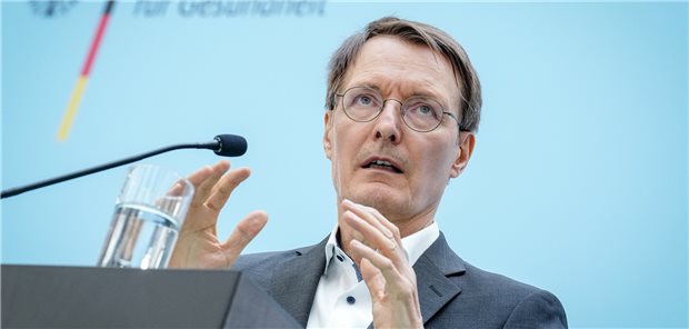 Karl Lauterbach (SPD), Bundesminister für Gesundheit, stellt Eckpunkte zur Finanzreform der Gesetzlichen Krankenversicherung (GKV) auf einer Pressekonferenz in seinem Ministerium vor.
