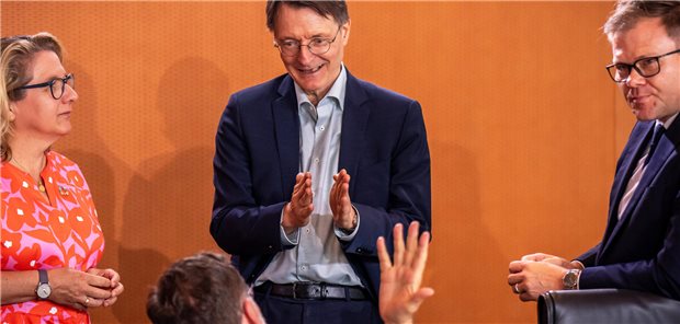 Karl Lauterbach (SPD, m.), Bundesminister für Gesundheit, spricht am Tag der Kabinettssitzung am 17. Juli mit Wolfgang Schmidt (SPD, vorne), Kanzleramtsminister, neben Svenja Schulze (SPD, l.), Bundesministerin für wirtschaftliche Zusammenarbeit und Entwicklung, und Carsten Schneider, Staatsminister im Kanzleramt. Vor den Ferien war Gesundheit eines der Schwerpunktthemen im Kabinett – nach den Ferien wird es nicht anders sein. 