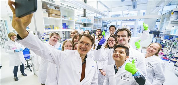 Lauterbach sieht Deutschland mit KI bei Krebsforschung an Weltspitze Karl Lauterbach macht ein Selfie mit dem Laborteam.