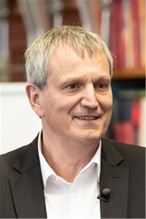 Es geht auch ohne Bits und Bytes Karlheinz Gast ©Georg Moritz